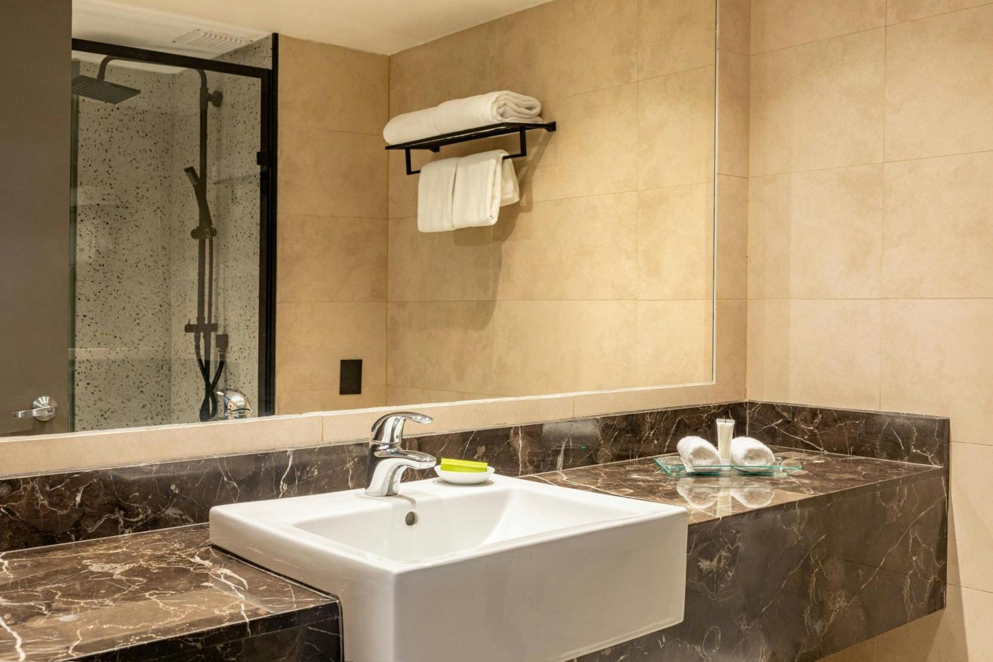 Deluxe Guest room, King,  City view