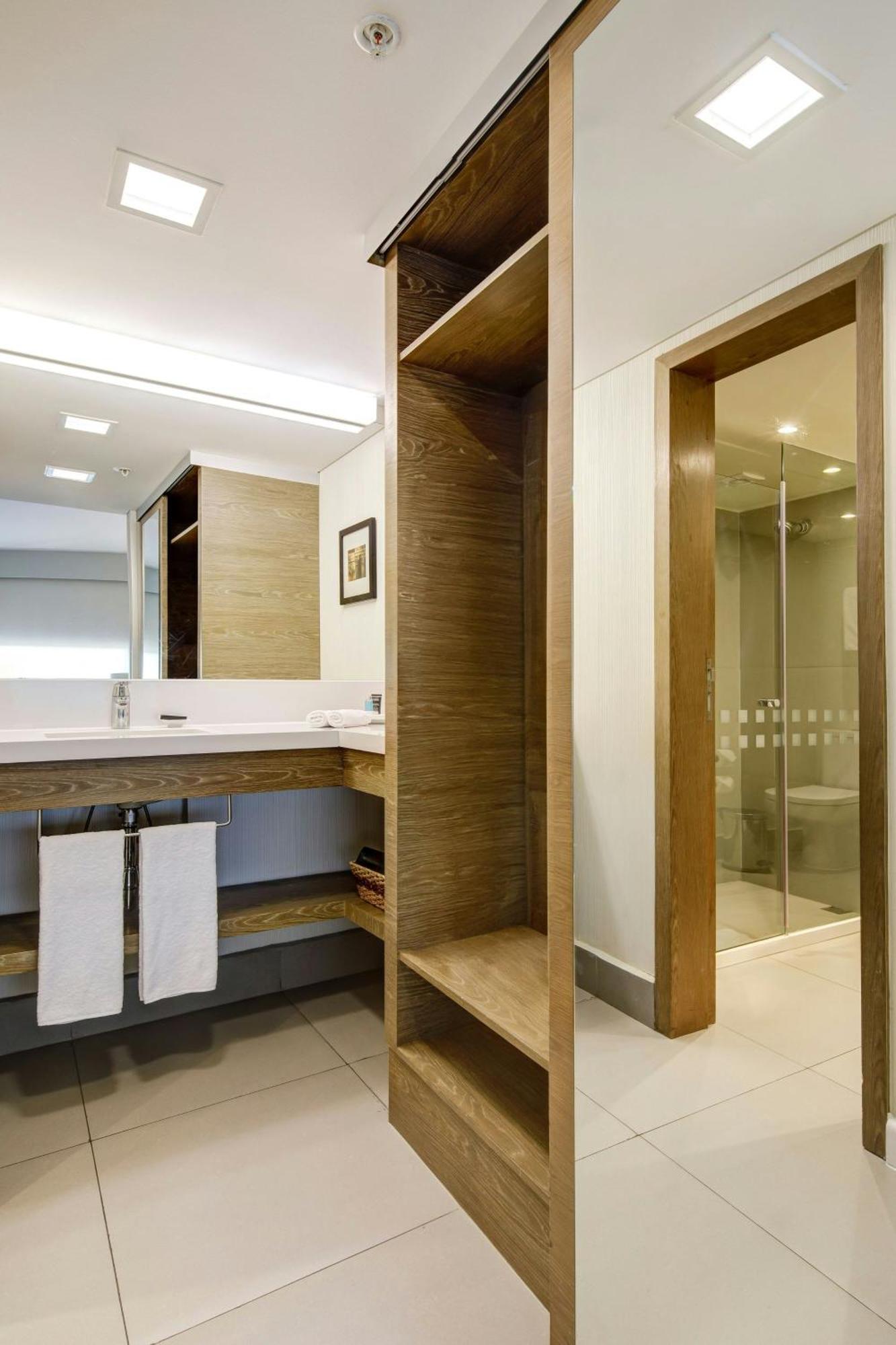 One-Bedroom Executive Suite - Club Lounge Access