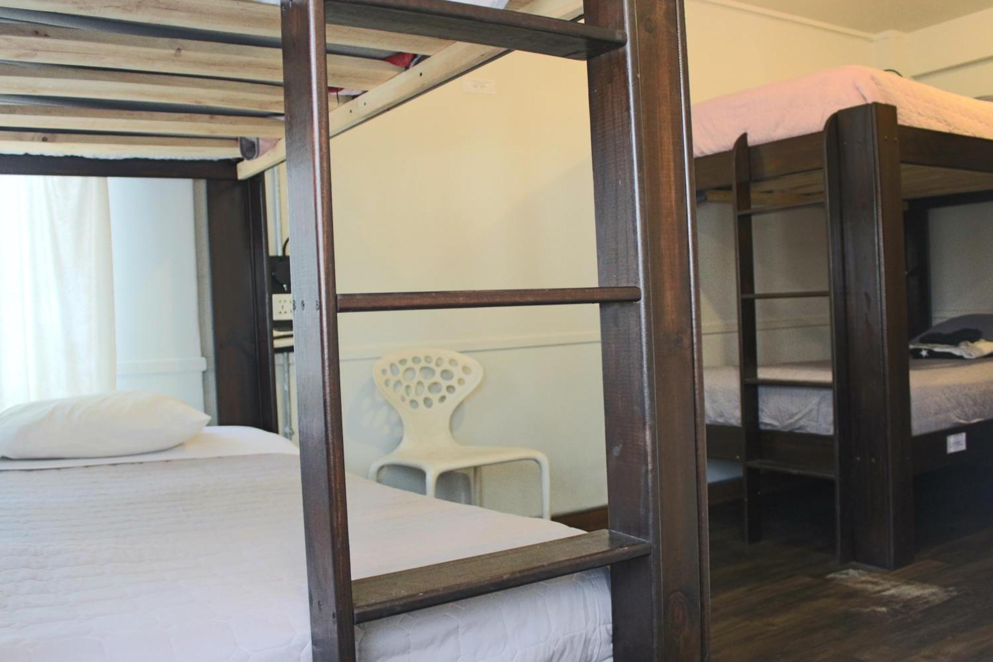 Cama en habitación compartida con 4 camas