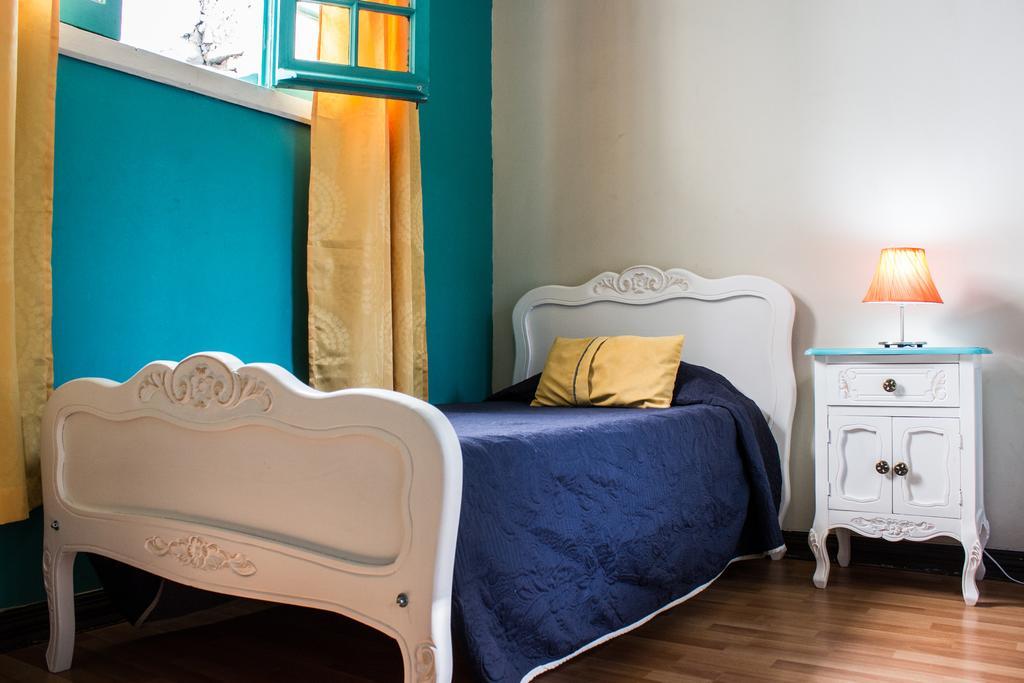 Quarto com 2 Camas de Solteiro e Banheiro Compartilhado