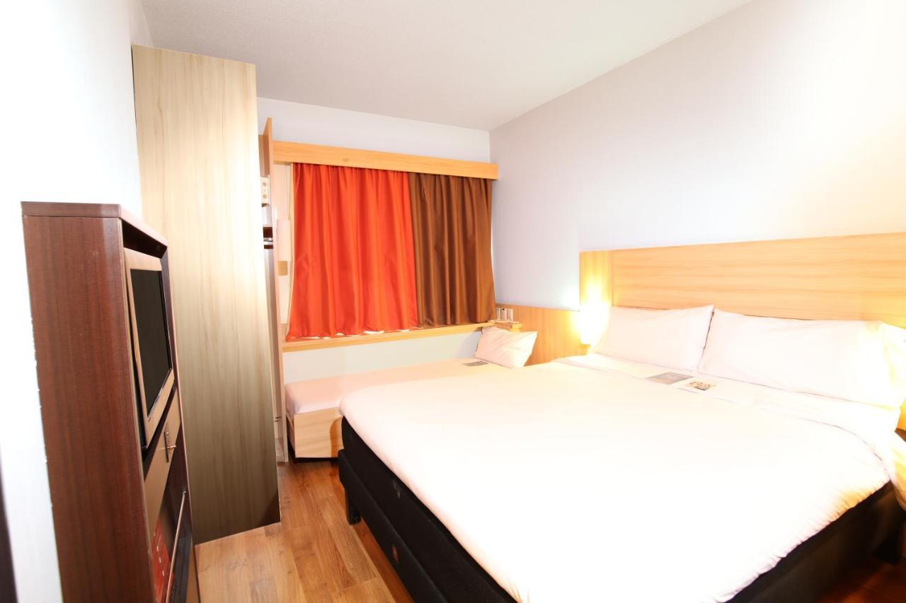 Queen Room with extra bed