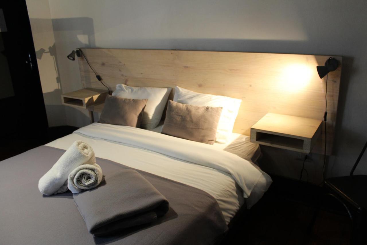 Zimmer mit Queensize-Bett und Gemeinschaftsbad