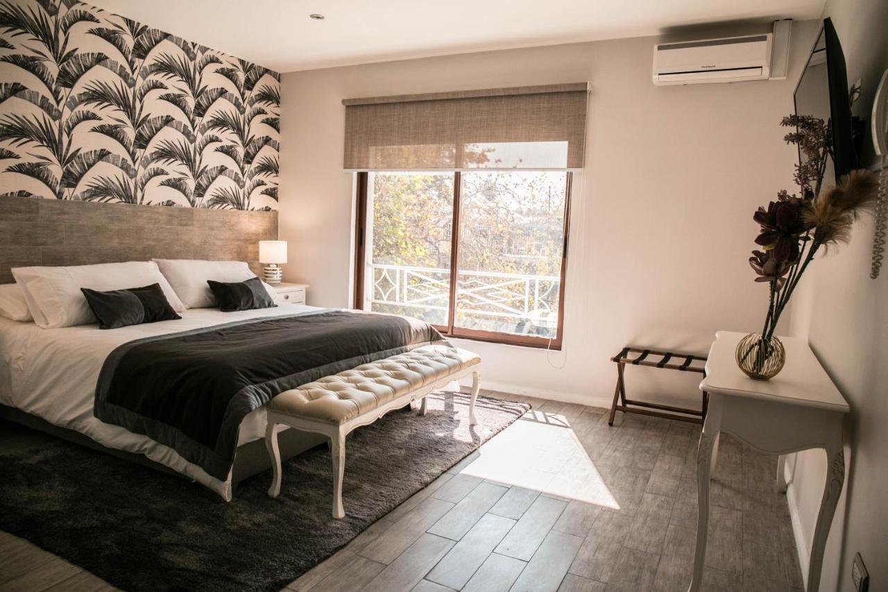Habitación con cama extragrande.