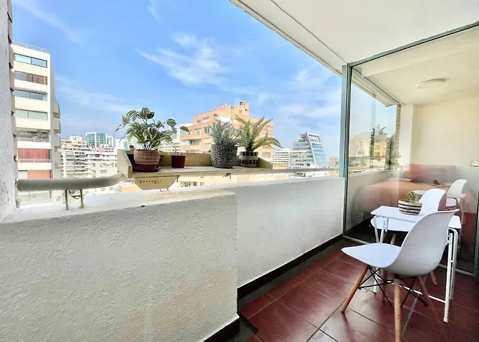 Lovely 2-Bedroom Unit In Great El Golf Location Santiago del Cile che accetta animali